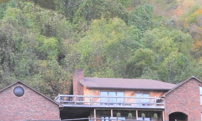 Charlton Heights Casa | Kanawha River Mountain House