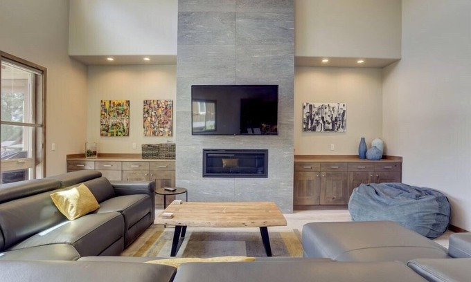Bend Casa | Deschutes River Luxury Brand New 5 BR, Jacuzzi, Firepit