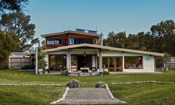 Hapuku Casa | Kanuka Terrace - Luxury Strawbale House