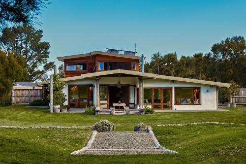 Hapuku Casa | Kanuka Terrace - Luxury Strawbale House