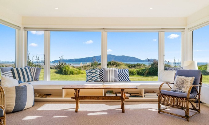 Waikanae Casa | Kapiti Panorama – Waikanae Beach Holiday Home