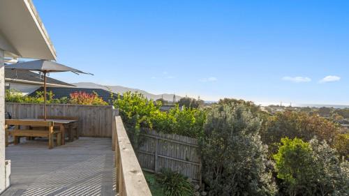 Waikanae Casa | Kapiti Views - Waikanae Beach Holiday Home