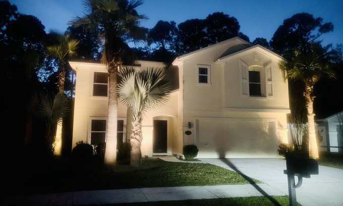 Northside Casa | Karla’s Enchanted View. 3 BR, 2.5 Bath, Gym, Pool Tbl, 13 Min to JIA. Sleeps 6