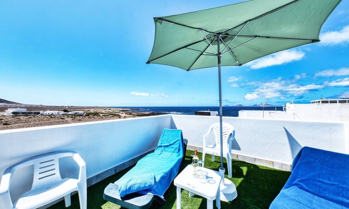 Caleta de Famara Chalet De Esquí | Karma 1 - a 25m del mar, wifi rapido y azotea con vista al mar