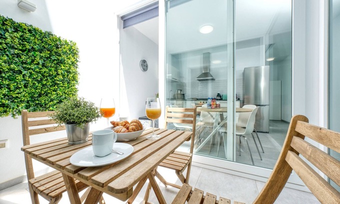 Caleta de Famara Chalet De Esquí | Karma Famara 2 - a 25m del mar, wifi rápido, azotea con vista al mar