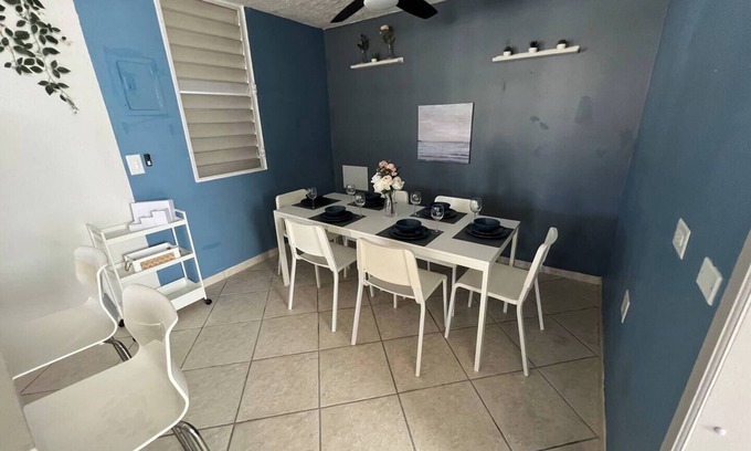 Martin Gonzalez Casa | Kasa Metropolios 4-bedroom house w AC, WiFi, 2 car garage 7 minutes from airport