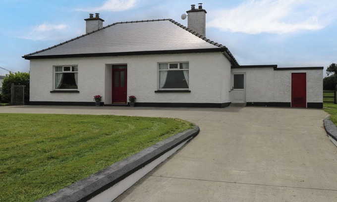 Keadue Cabaña | KATE'S COTTAGE, pet friendly, with open fire in Ballina, County Mayo