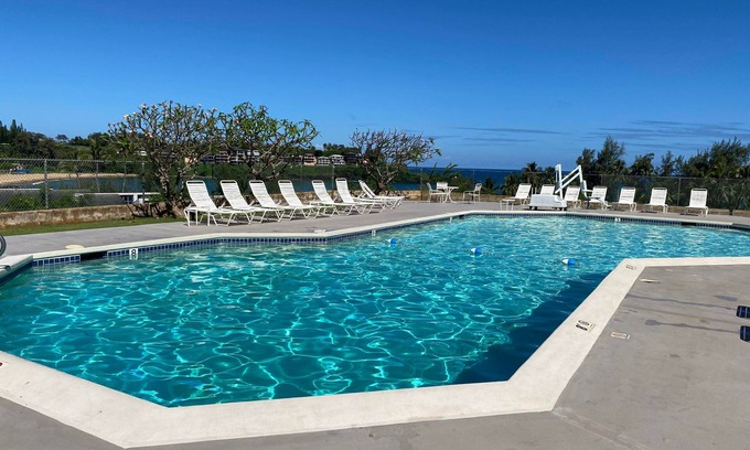 Nawiliwili Condominio | Kauai resort condo up to 6 . Near beach, restaurants and shops and town close