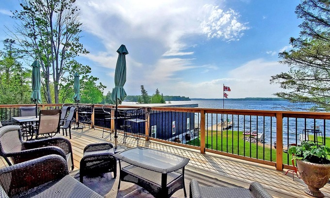 Bobcaygeon Cabaña | Kawartha Dream Cottage with Hot Tub w/ Games House