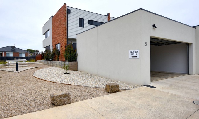 Canadian Casa | Kaythree - Perfect 3br townhouse close to the centre of Ballarat