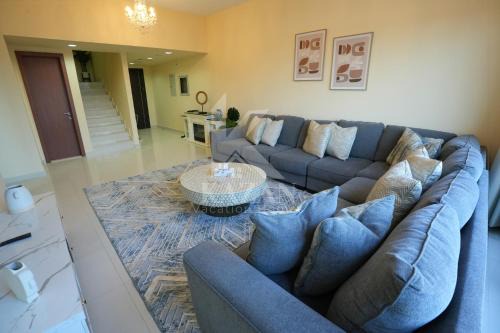Al Kubus Apartamento | Kazan Homes - Huge Leisure Retreat - 2BR Duplex apartment - Outdoor Sitting & Full Ocean View - Fujairah