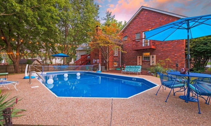 Kansas City Casa | KC Backyard Vacation
