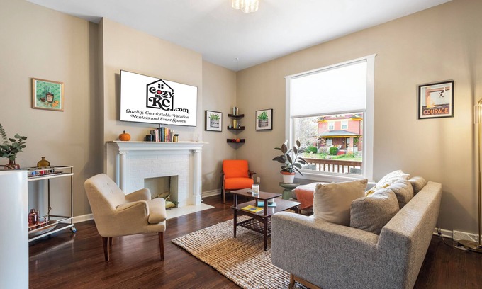 Rosedale Casa | KC Explorer - Walkable 39th St. Bungalow + Parking!