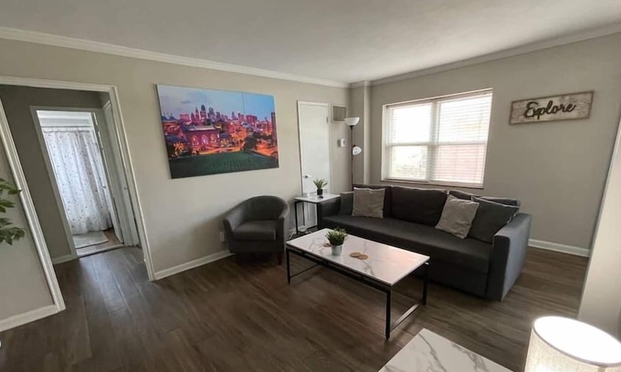 Country Club Plaza Area Apartamento | KC Plaza 1 blk One Bedroom with Gym/Pool/Parking