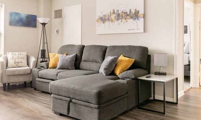 Country Club Plaza Area Apartamento | KC Plaza One Bedroom with Gym/Pool/Parking