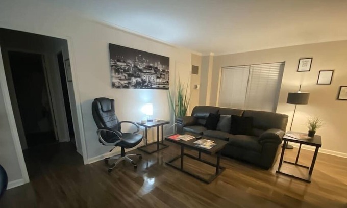 Country Club Plaza Area Apartamento | KC Plaza One Bedroom with Gym/Pool/Parking