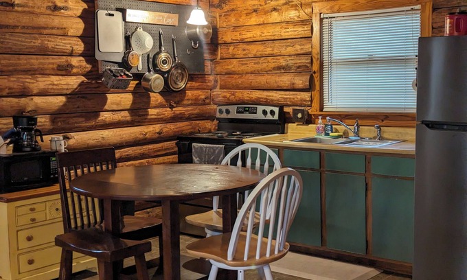 Kill Devil Hills Cabina | KDH Cozy Log Cabin near wood preserve