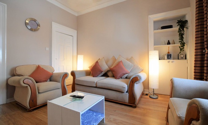 Gourock Apartamento | Keek Oot at 73, upper apartment on Main St, value for money. Pet friendly.