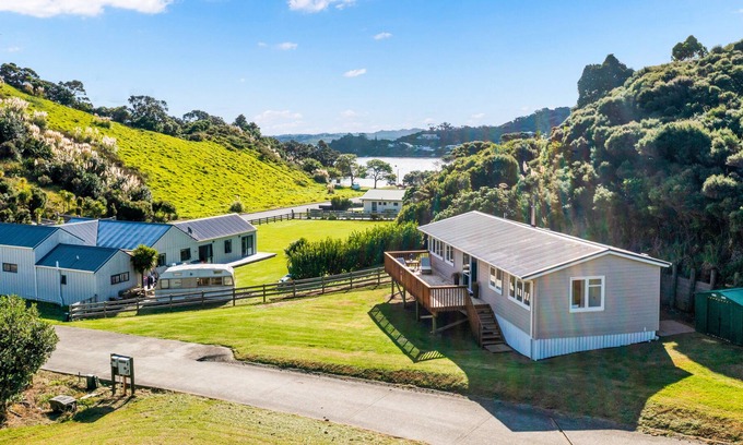 Tutukaka Casa | KEEPIN' IT COASTAL - TUTUKAKA HOLIDAY HOME, pet friendly in Tutukaka
