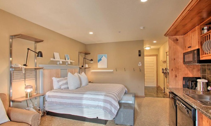 Kellogg Apartamento | Kellogg Mtn Condo with Balcony Walk to Resort!