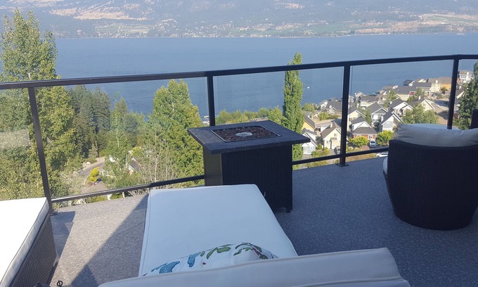 Central Okanagan Casa | Lake Front Kelowna Vacation Home-2 Bed & Bath, nadar en el lago, jugar en la piscina, relajarse
