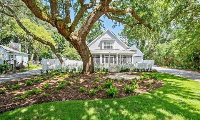 Saint Simons Island Casa | Kelsall Cottage, Gorgeous Home Perfect for Entertaining and Coastal Living with private back yard, p