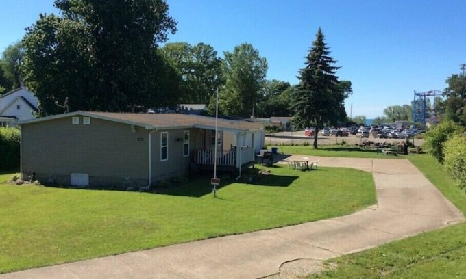 Erie Cabaña | Kelso Woods with private beach access!