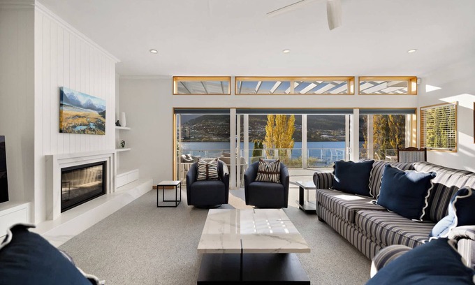Kelvin Heights Casa | Kelvin Heights Retreat Lake Views BBQ Fireplace