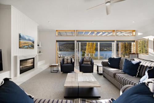 Kelvin Heights Casa | Kelvin Heights Retreat Lake Views BBQ Fireplace