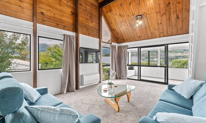 Kelvin Heights Casa | Kelvin Heights Rustic Hideaway, 3 Bedrooms, Lakeview