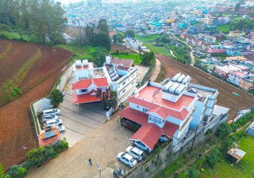 Kandal Complejo | Kemp Caves Ooty Resort by VOYE HOMES - Premium Resort Stay in Ooty Town with Amazing View and Aminities