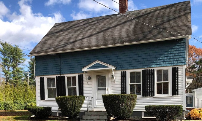 Kennebunk Casa | Kennebunk Home w/ Yard < 1 Mile to Dock Square!