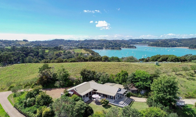Surfdale Casa | Kennedy Point Guest House - Stay Waiheke