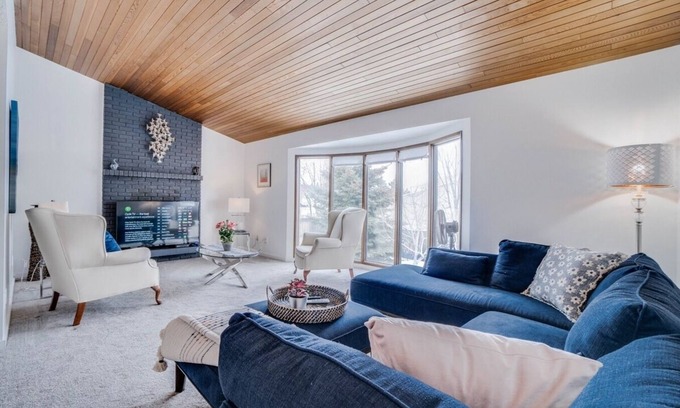 Southwest Edmonton Casa | Kenny - Large Home near Park & River Valley
