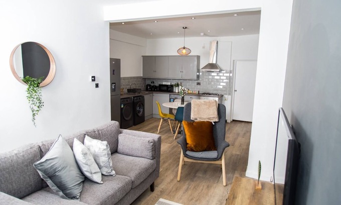 Nottingham Casa | KENSINGTON HOUSE: A Contemporary House/ Perfect for groups/ Close to City Centre