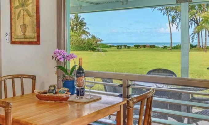 Hanalei Casa | Keone, The Downstairs Beach House, solo césped y árboles entre usted y Hanalei Bay
