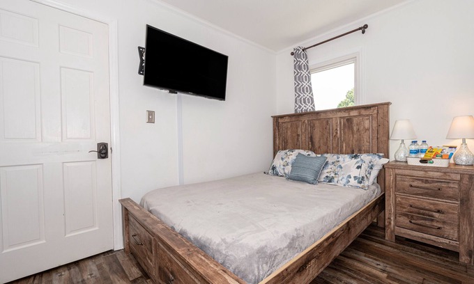 Kernersville Casa | Kernersville Sleeps 16+ w/ Hot Tub Arcade King Bed