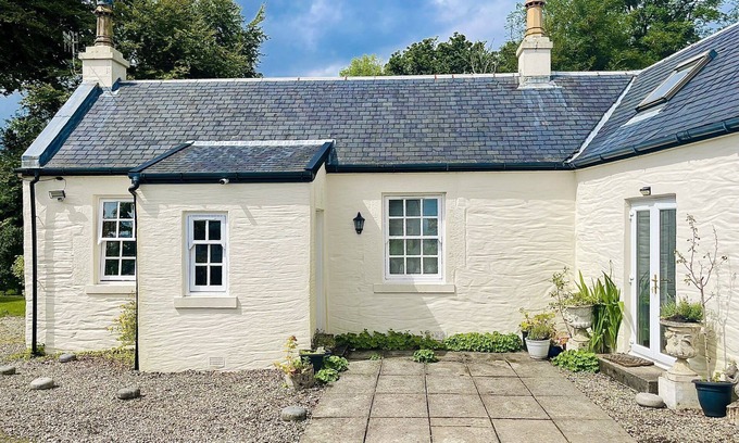 Kilmun Cabaña | Kevington Cottage, charming one bedroom cottage, conservatory, decking area,