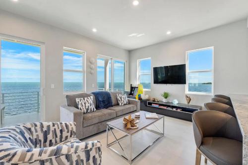 Monroe County Casa | Key Largo Oceanfront Oasis with Pool and Hot Tub