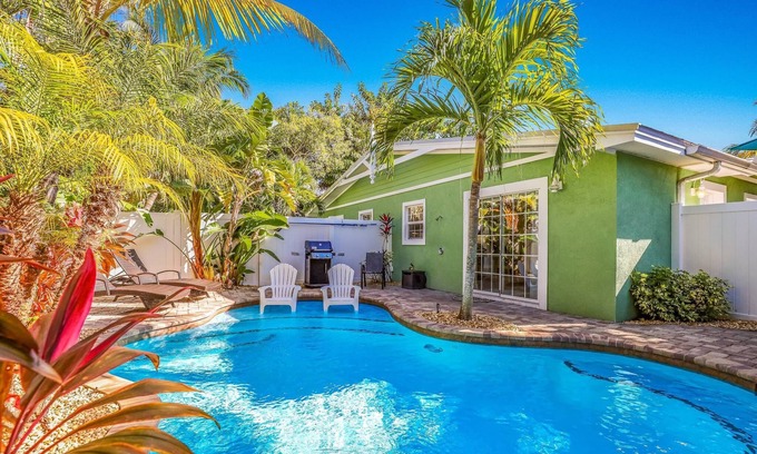 Holmes Beach Casa | Key Lime Cottage by Beach Boutique Rentals