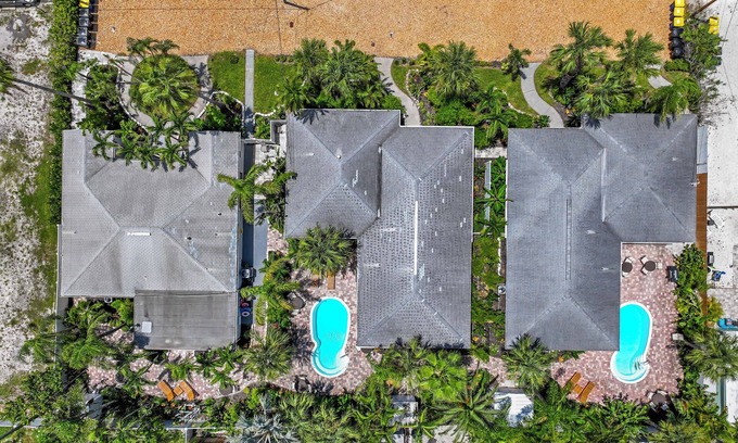 Clearwater Beach Cabaña | KEYLIME COTTAGE Heated Pools, steps from the beach perfect location