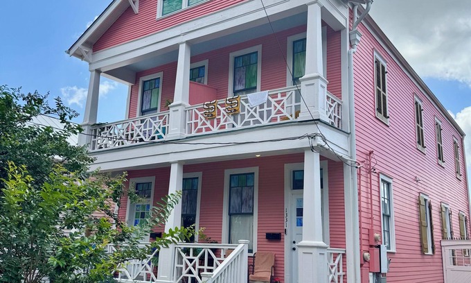 Faubourg Marigny Apartamento | Kick back and relax in this calm, clean, stylish, well equipped space.