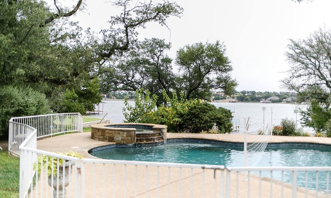 Granbury Casa | Hermosa casa de familia grande en el agua
