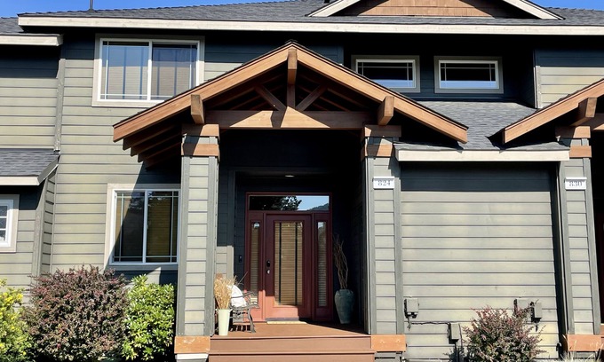 Redmond Casa | Kid friendly Eagle Crest Townhome w/ private Hottub