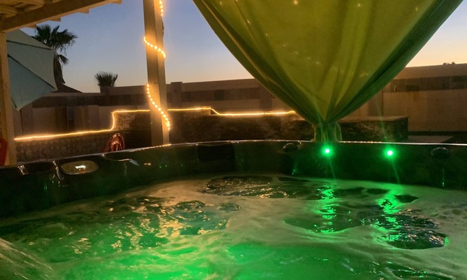 Ahwatukee Foothills Casa | KIDS LOVE ME! Neon 5 Waterfall Heated Pool, HOT TUB, Putting Greens & Fire Pit