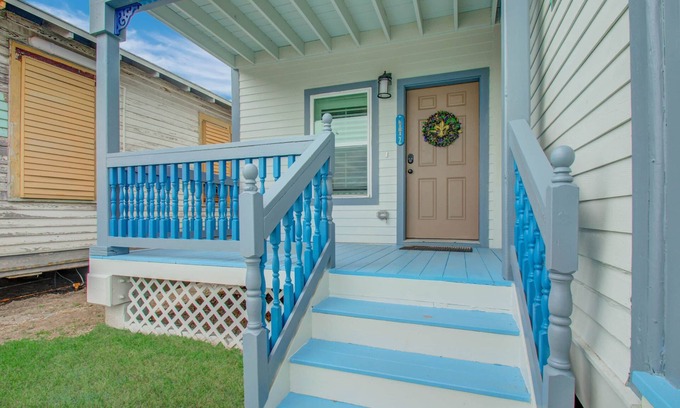 Galveston Casa | Kiki-2: WALK to the BEACH and Pleasure Pier!, Short Walk to Beach and Pleasure Pier!