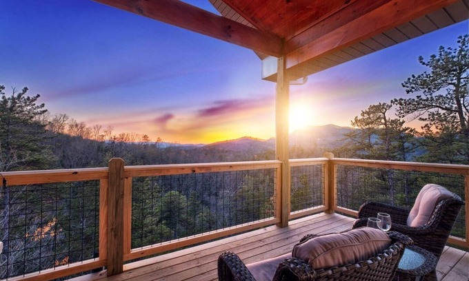 Wears Valley Cabina | Killer Mtn Sunset Views | Hot Tub | Modern, Cozy!