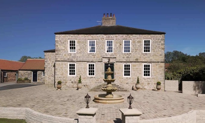 Cayton Casa | Killerby Old Hall w/ Hot Tub and Swimming Pool