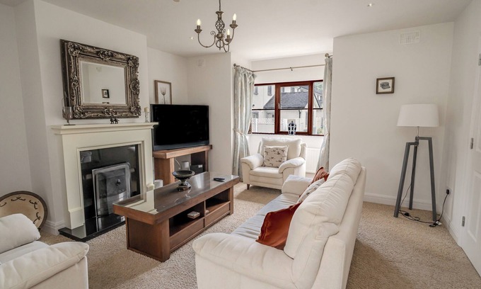 Ballyfarnon Casa | Kilronan Castle Holiday Home - Beside Luxury Hotel