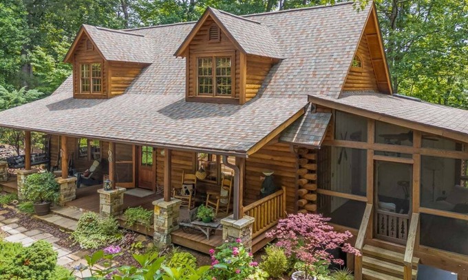 Mill Spring Casa | Kind Oak Lake House Peaceful Lakeside Cabin with Hot Tub & Private Dock in Mill Springs